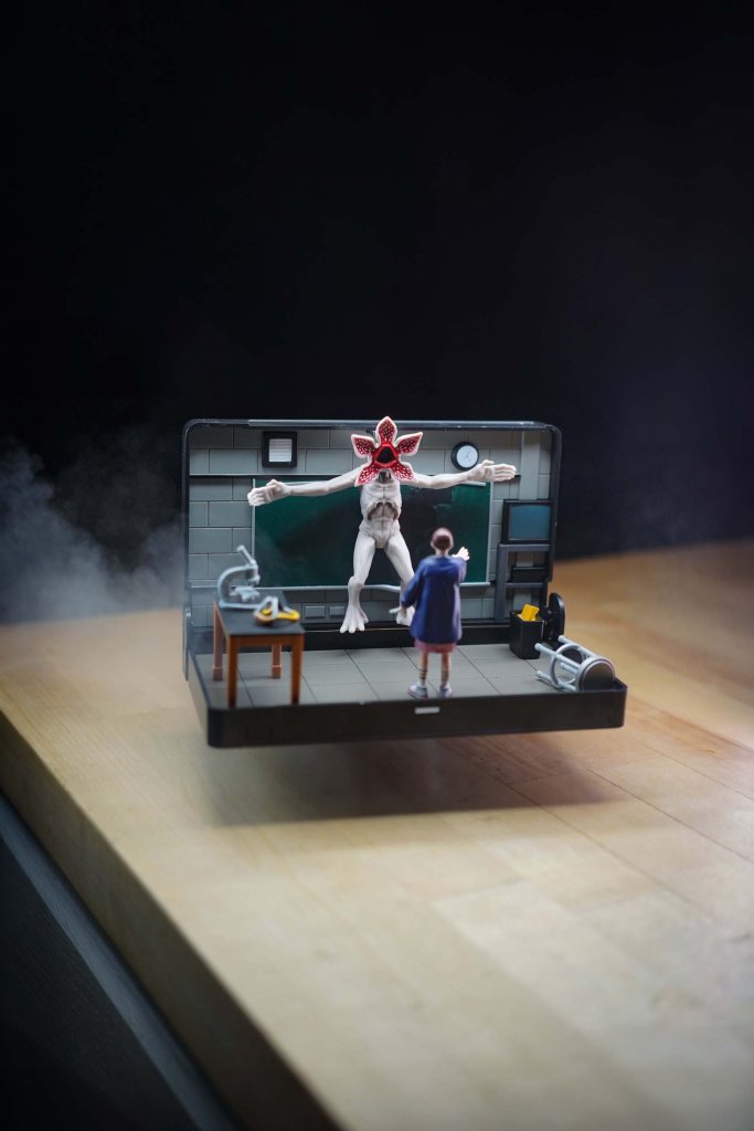 Console Heroes - VHS Diorama: Eleven vs. Demogorgon